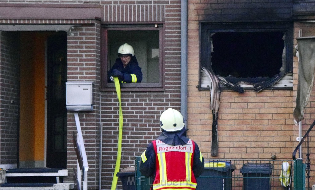 Feuer 2 Vollbrand Reihenhaus Roggendorf Berrischstr P191.JPG - Miklos Laubert